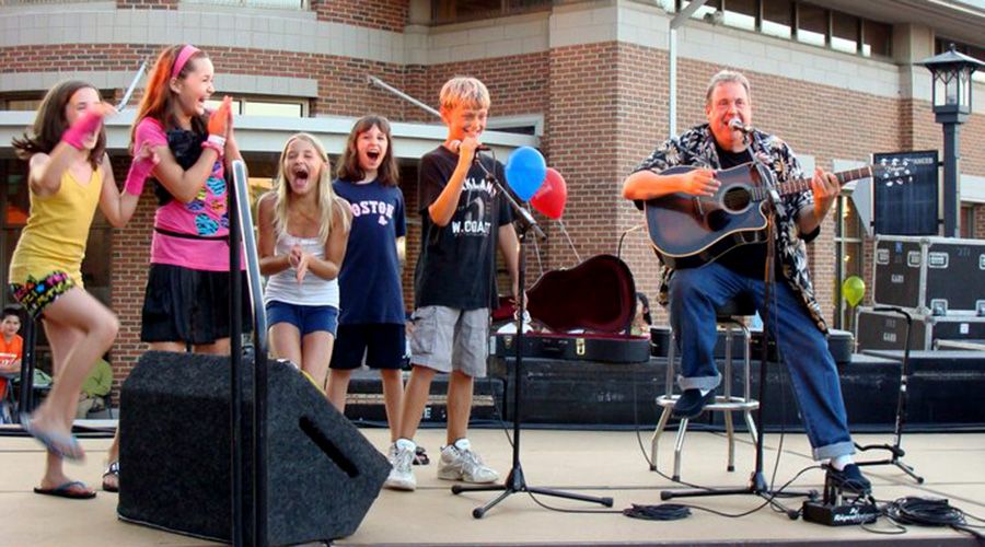 Ronnie Rice brings kids on stage for a singalong.